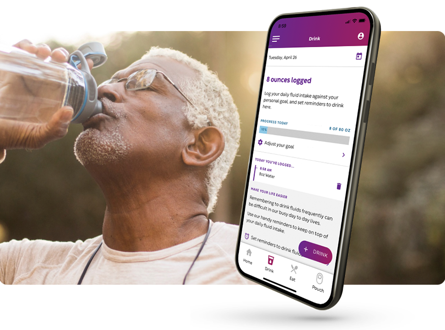 Un hombre bebiendo de una botella