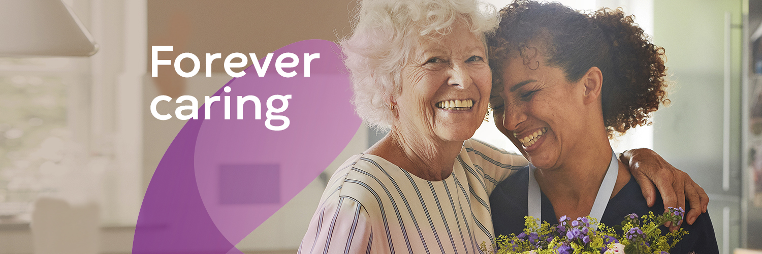 duas mulheres sorrindo