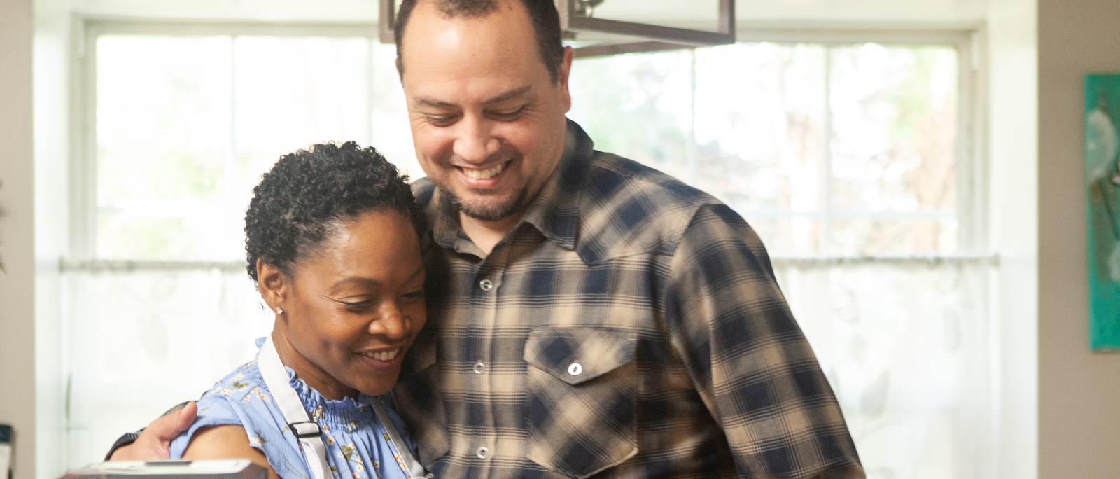 Ein Mann und ein Junge, die auf ein Tablet schauen