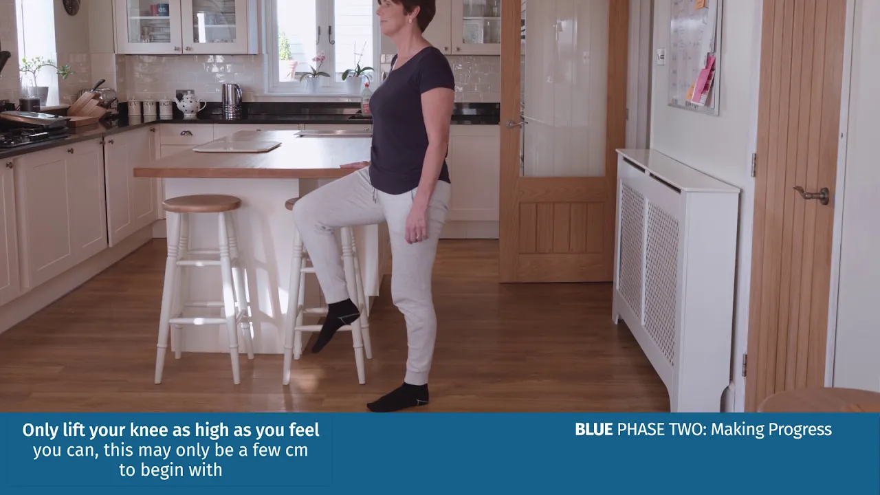 Una persona parada en una cocina