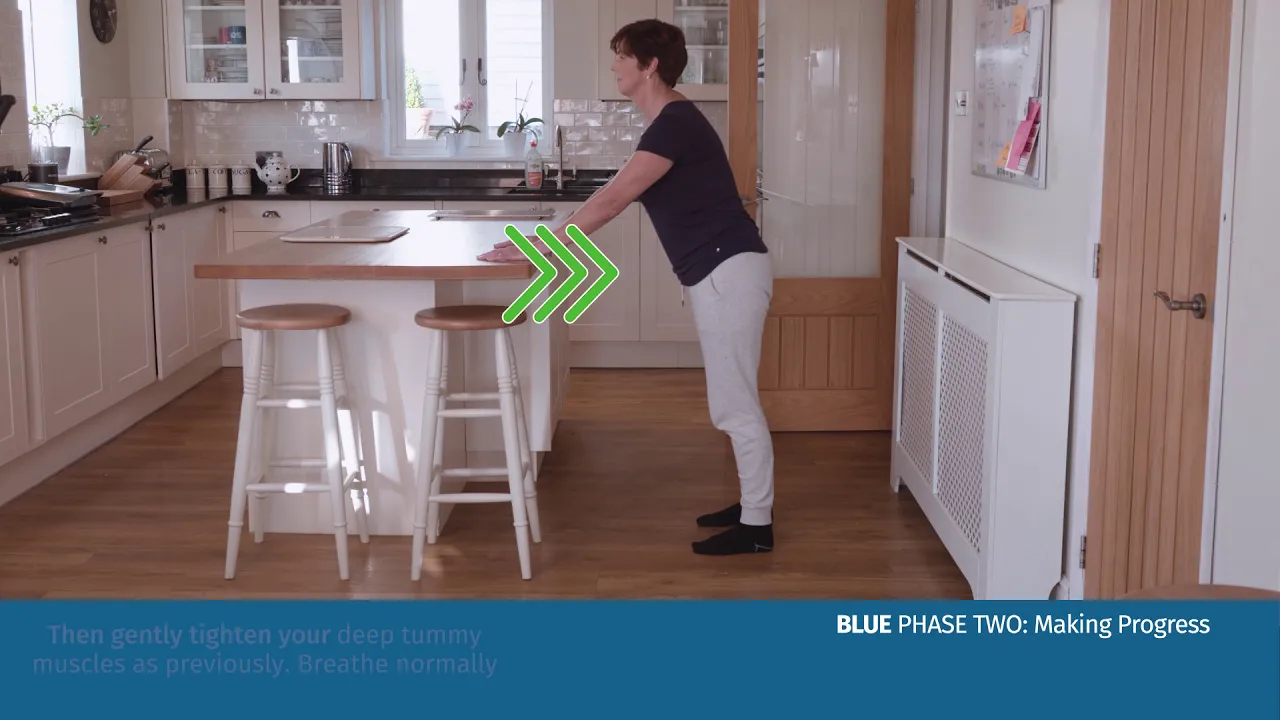 Una persona parada en una cocina