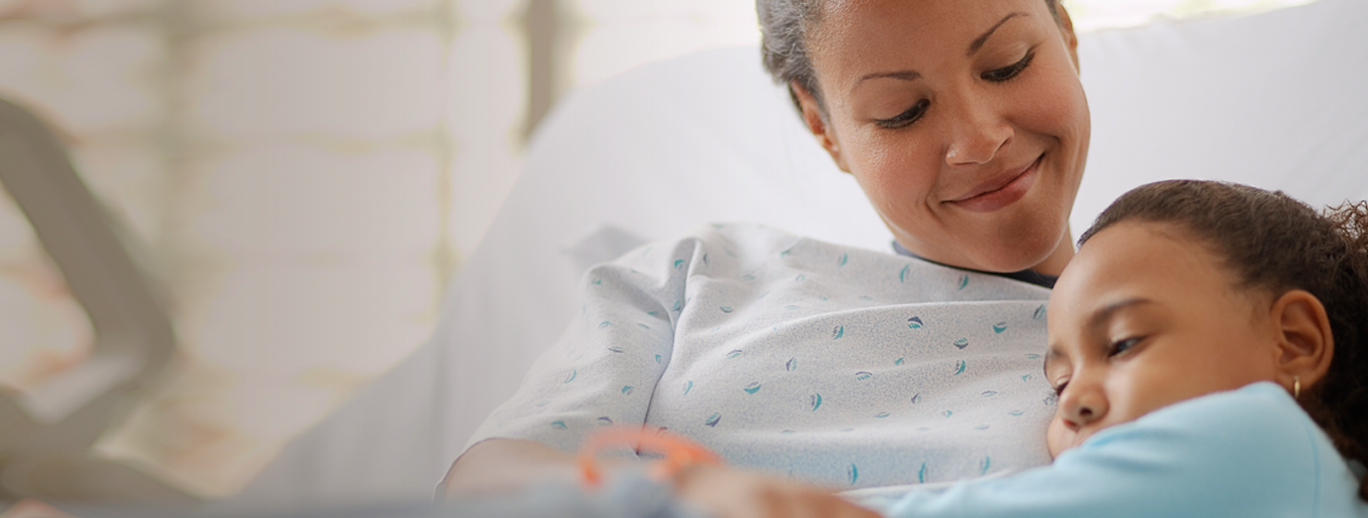 en kvinne som omfavner et barn