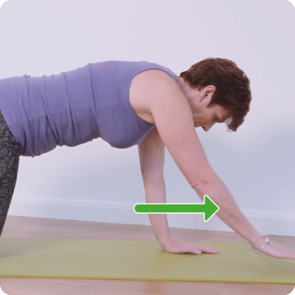 une personne faisant un plié arrière