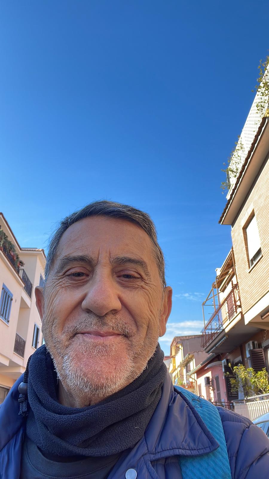 un uomo che si fa un selfie