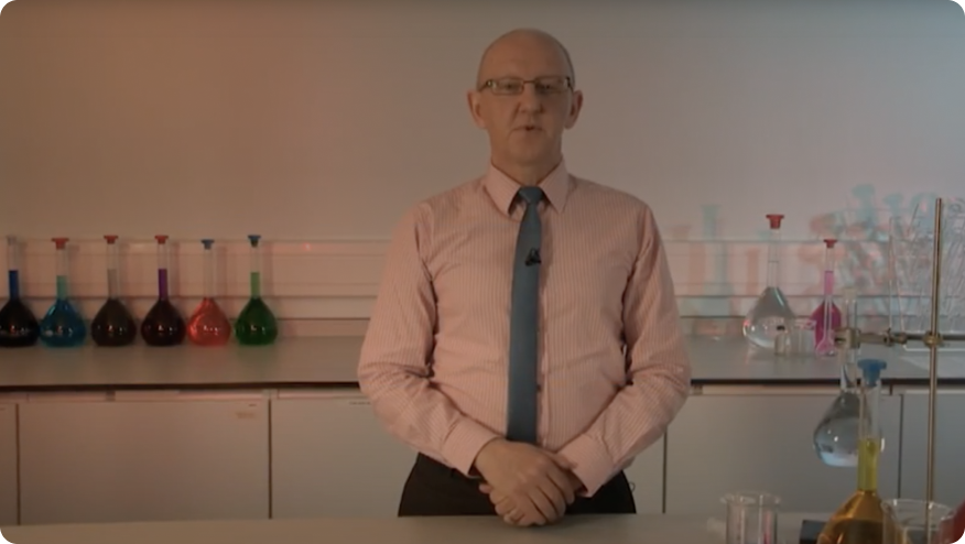 uma pessoa em frente a um balcão com garrafas de álcool