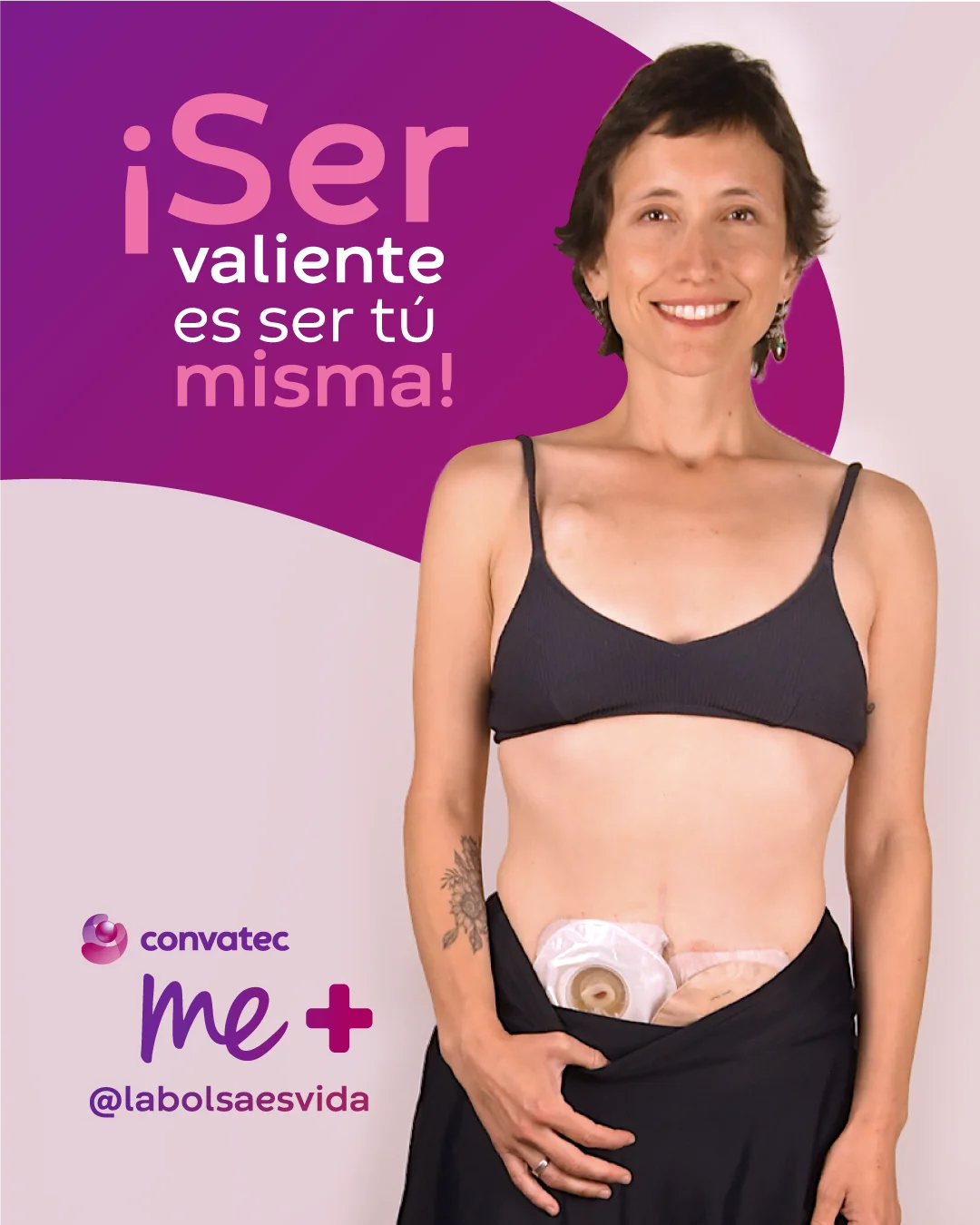 Una mujer con un vestido negro