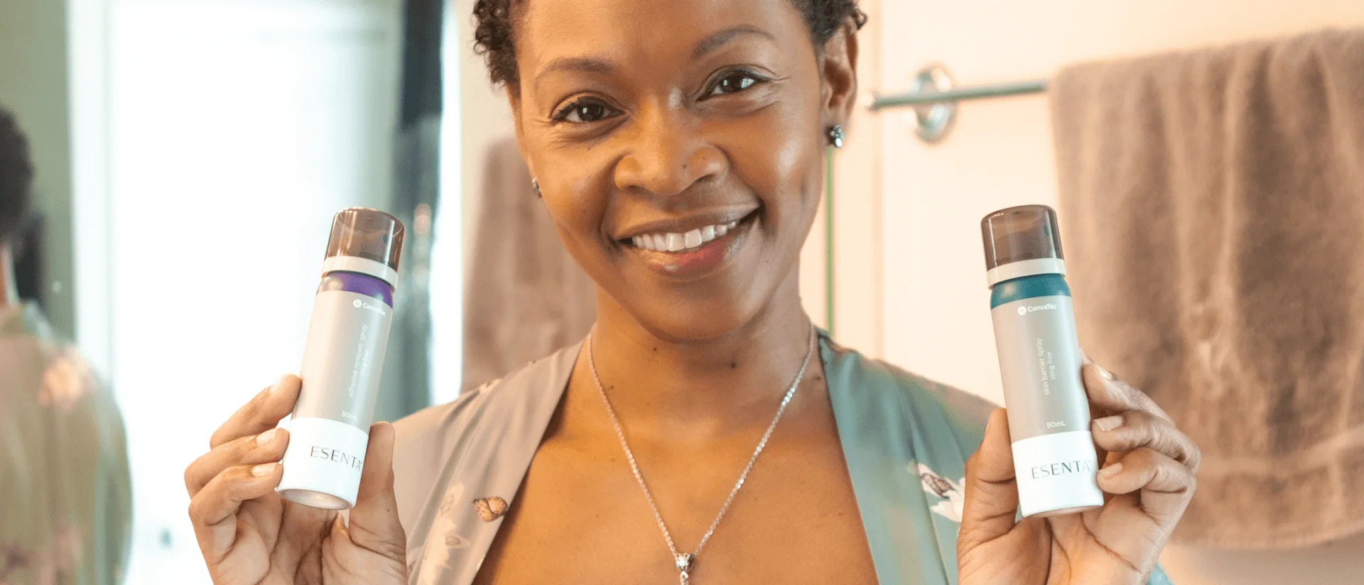 Vrouw met ESENTA™ stomaverzorgingsproducten.