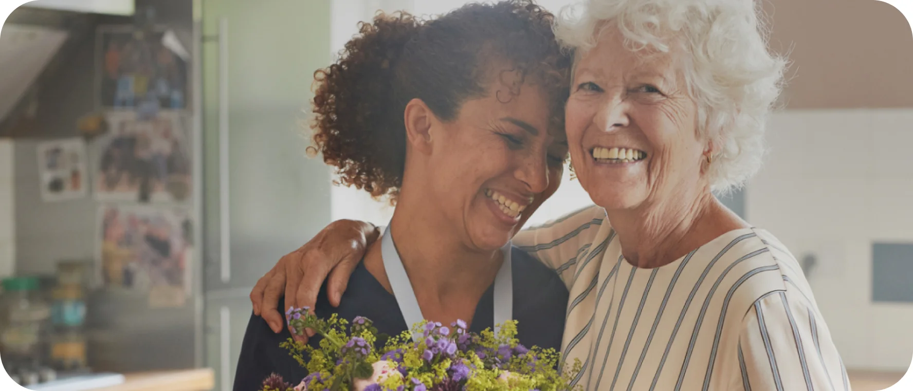 "두 여성이 서로를 향해 미소를 짓고 있는데, 이는 장(요)루 주위 피부 건강에서 자비로운 관리의 중요성을 반영합니다."
