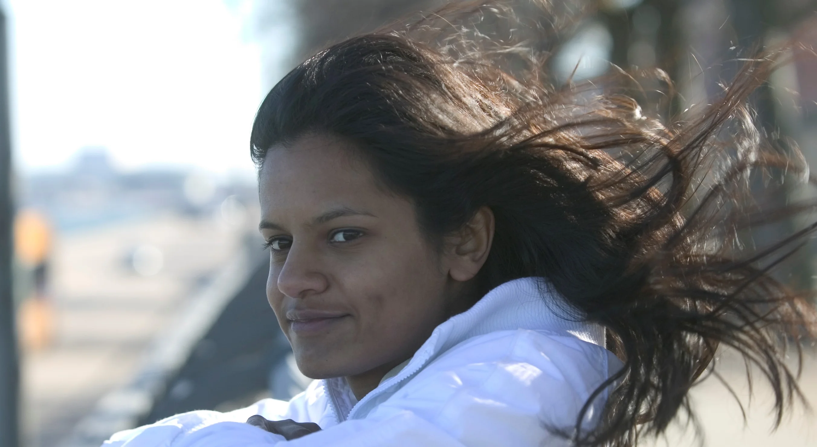 Una mujer con el pelo soplando al viento