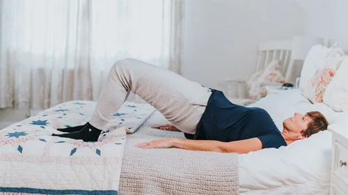 ベッドに横たわっている人