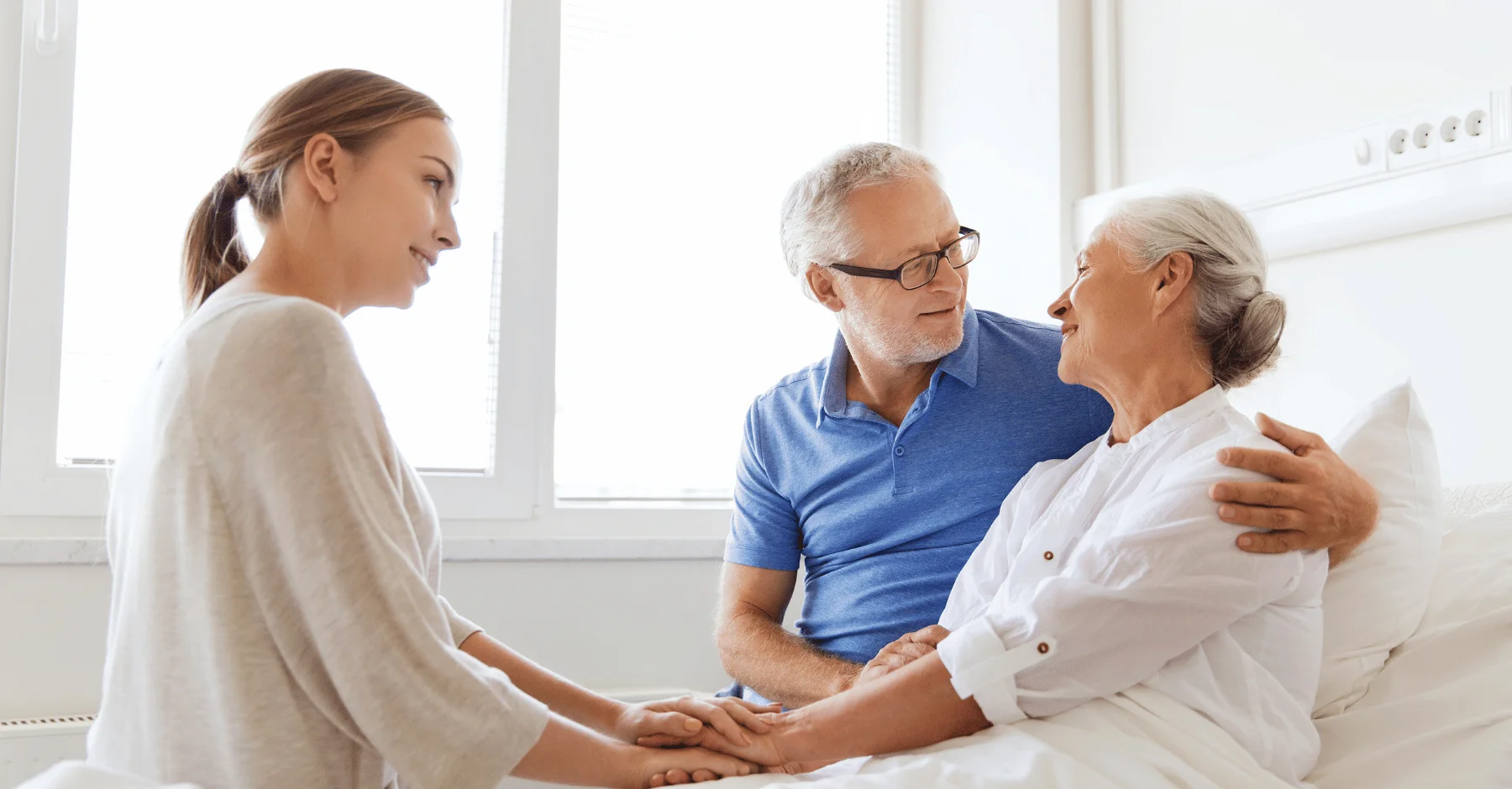 Een arts die met een patiënt spreekt