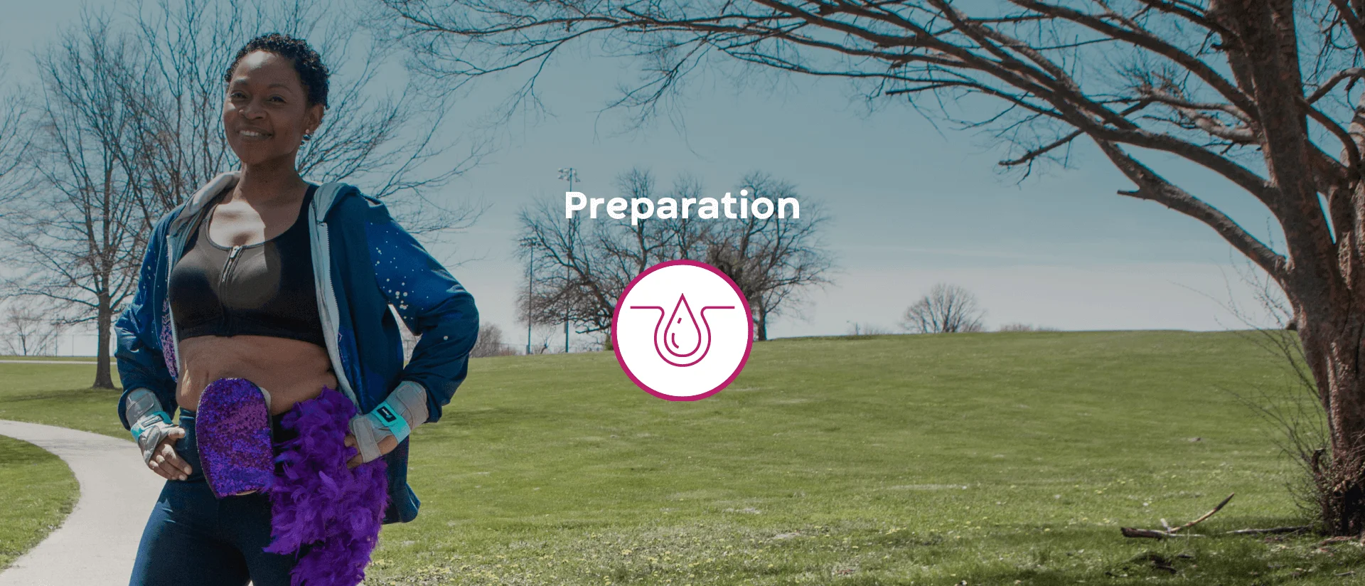 Glimlachende vrouw in trainingskleding, die de gezondheid van de huid voor stomazorg bevordert.