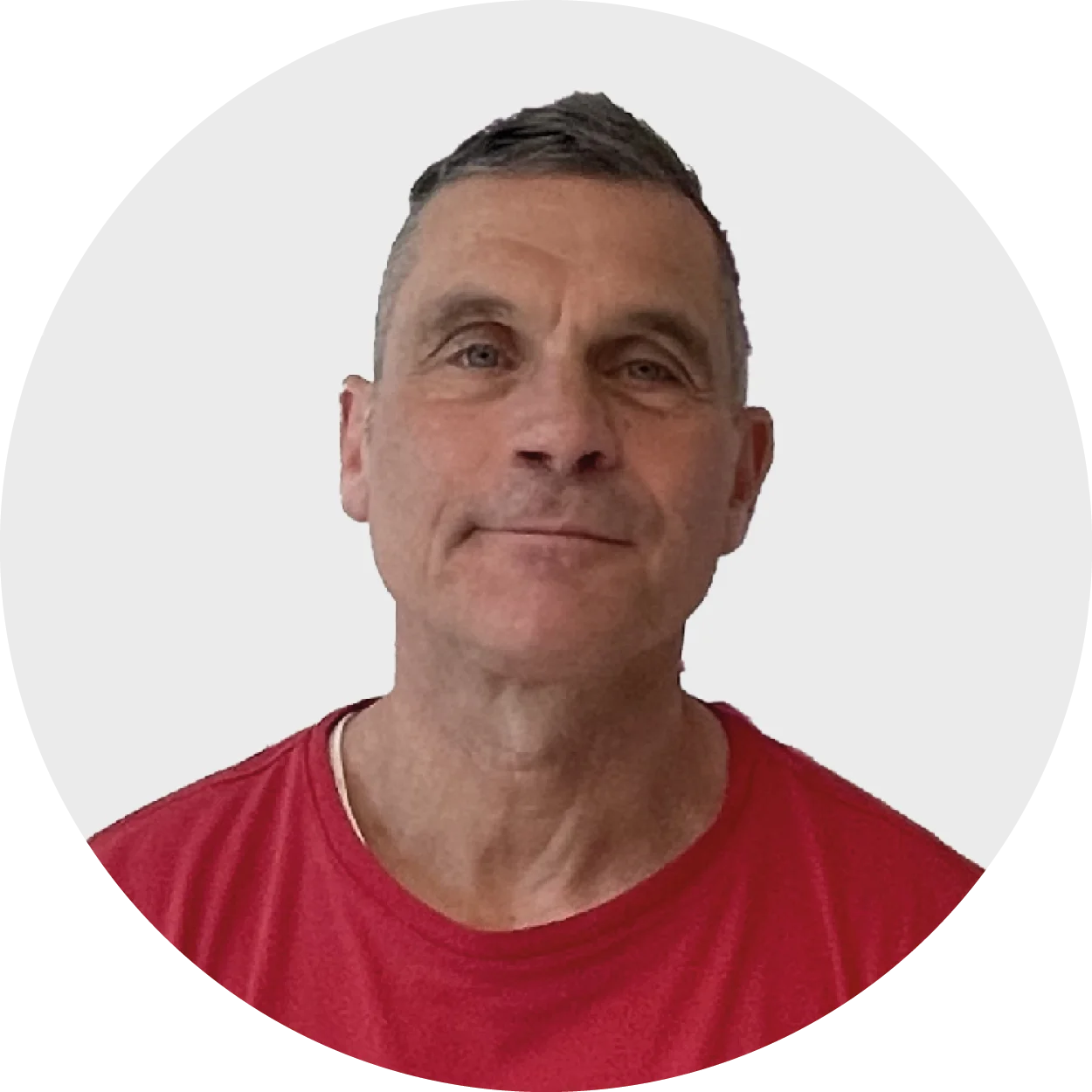 En man i röd skjorta