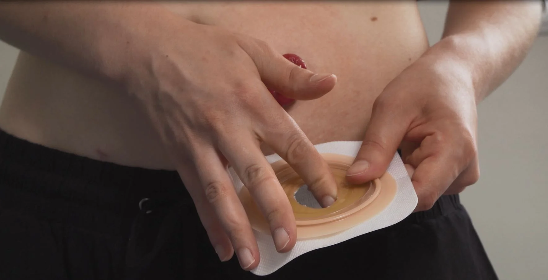 une personne tenant un bol