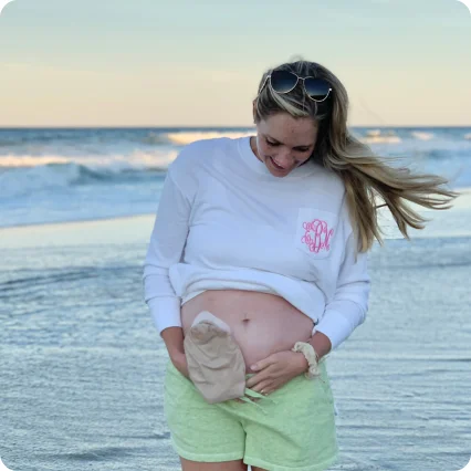 Una mujer vive con una bolsa de ostomía