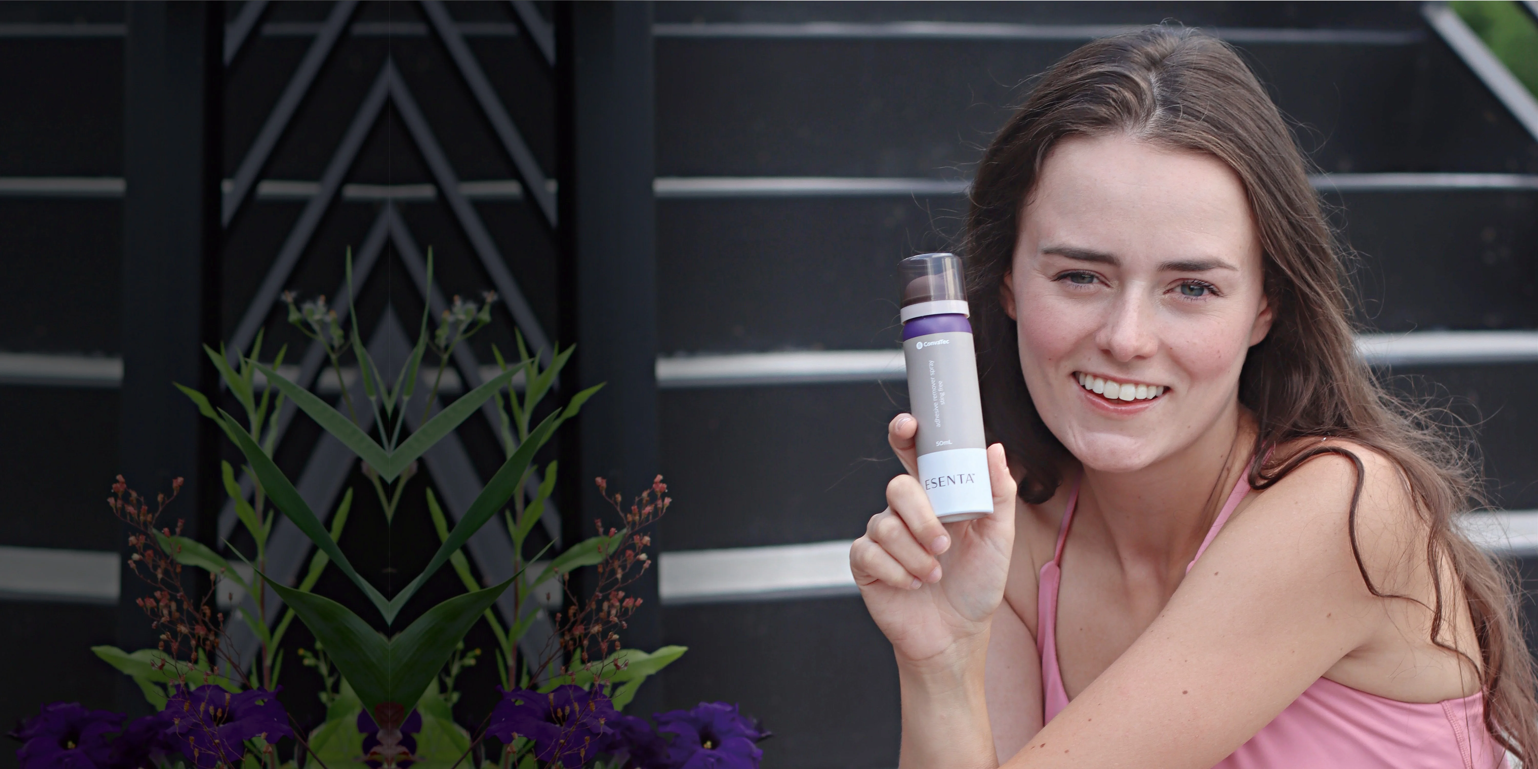 uma mulher segurando um frasco de perfume