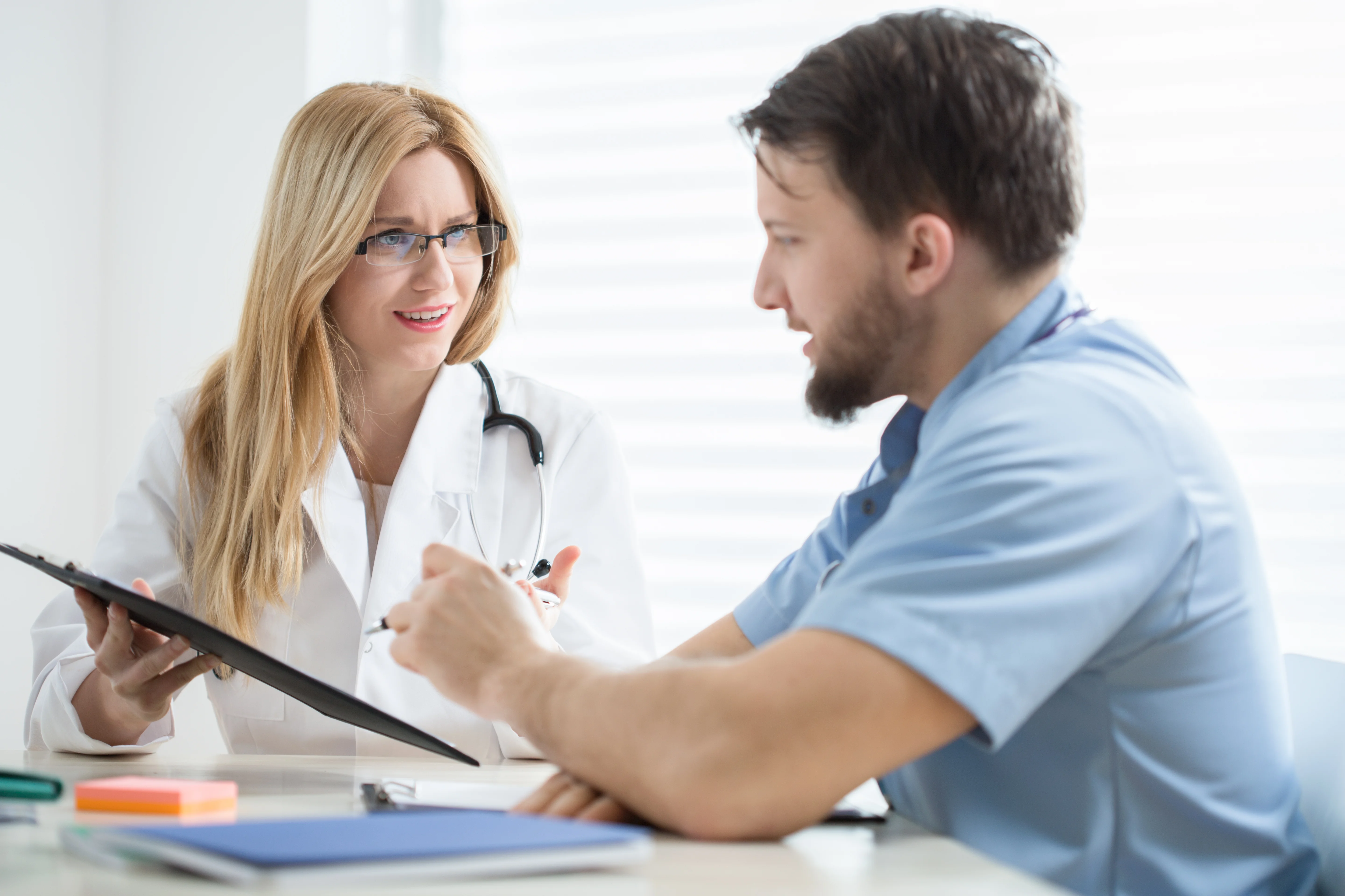 muž a žena pozerajúci sa na papier