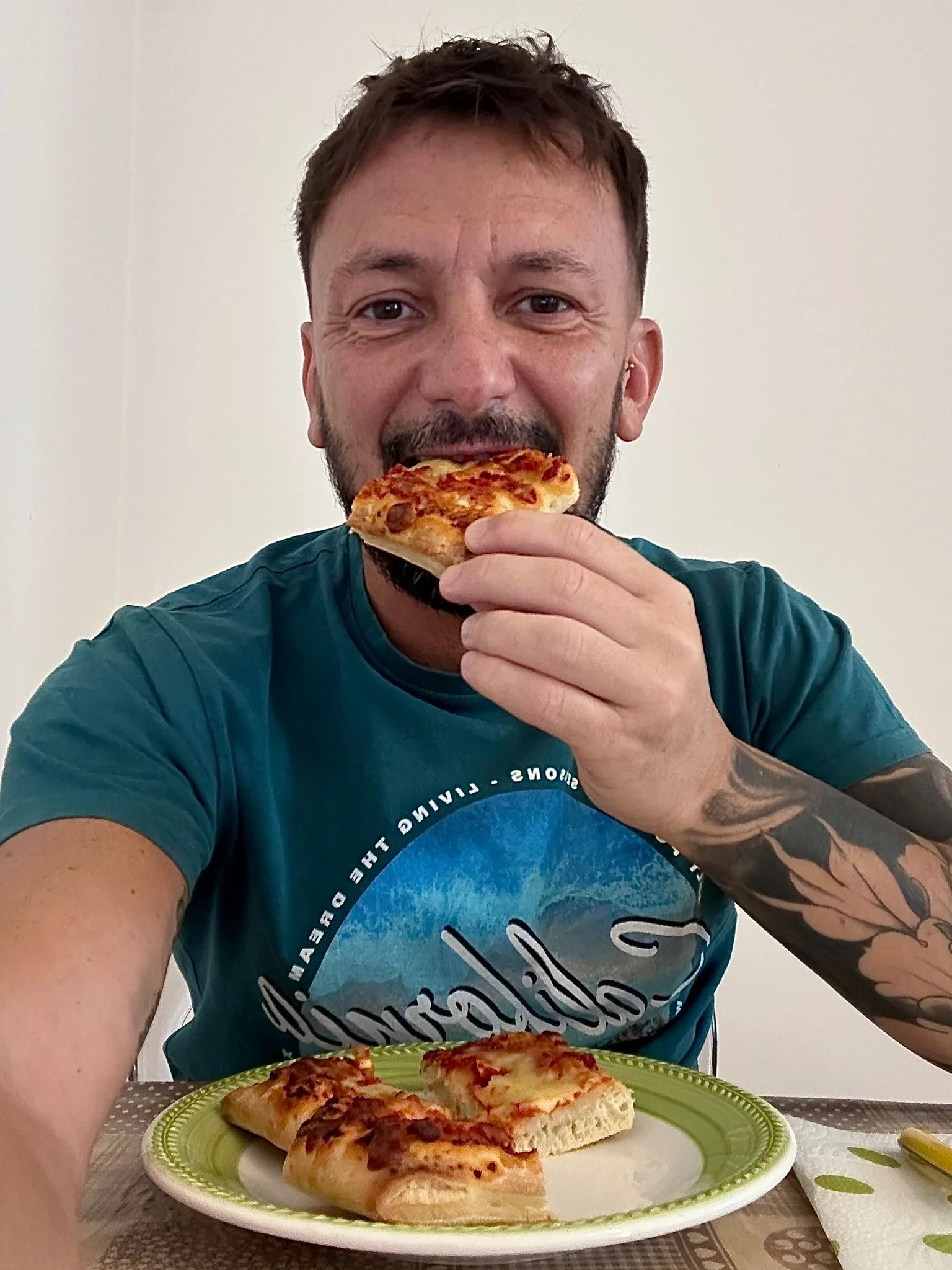 una persona che mangia una pizza