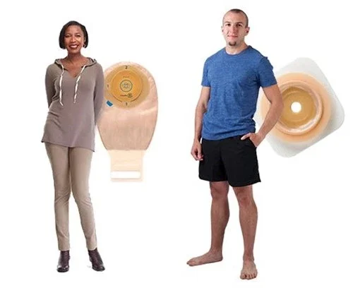 Un hombre y una mujer sosteniendo una bolsa drenable moldeable de una pieza Esteem™ + y una barrera cutánea moldeable con brida de acordeón Natura Durahesive.