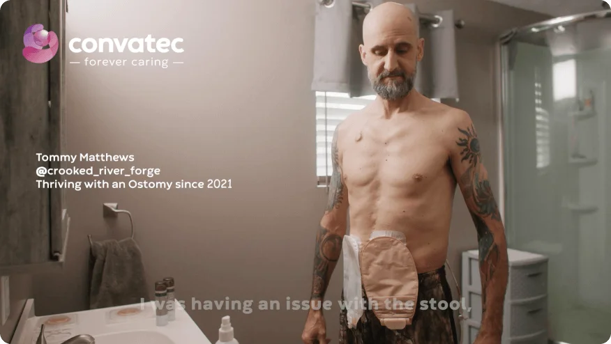 um homem com tatuagens em um banheiro