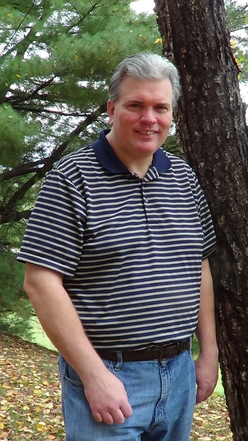 Obrázok muža žijúceho so stómiou, ktorý pózuje vonku s úsmevom