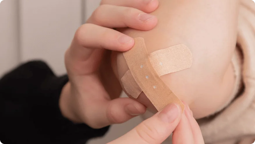 uma pessoa segurando um bloco de madeira