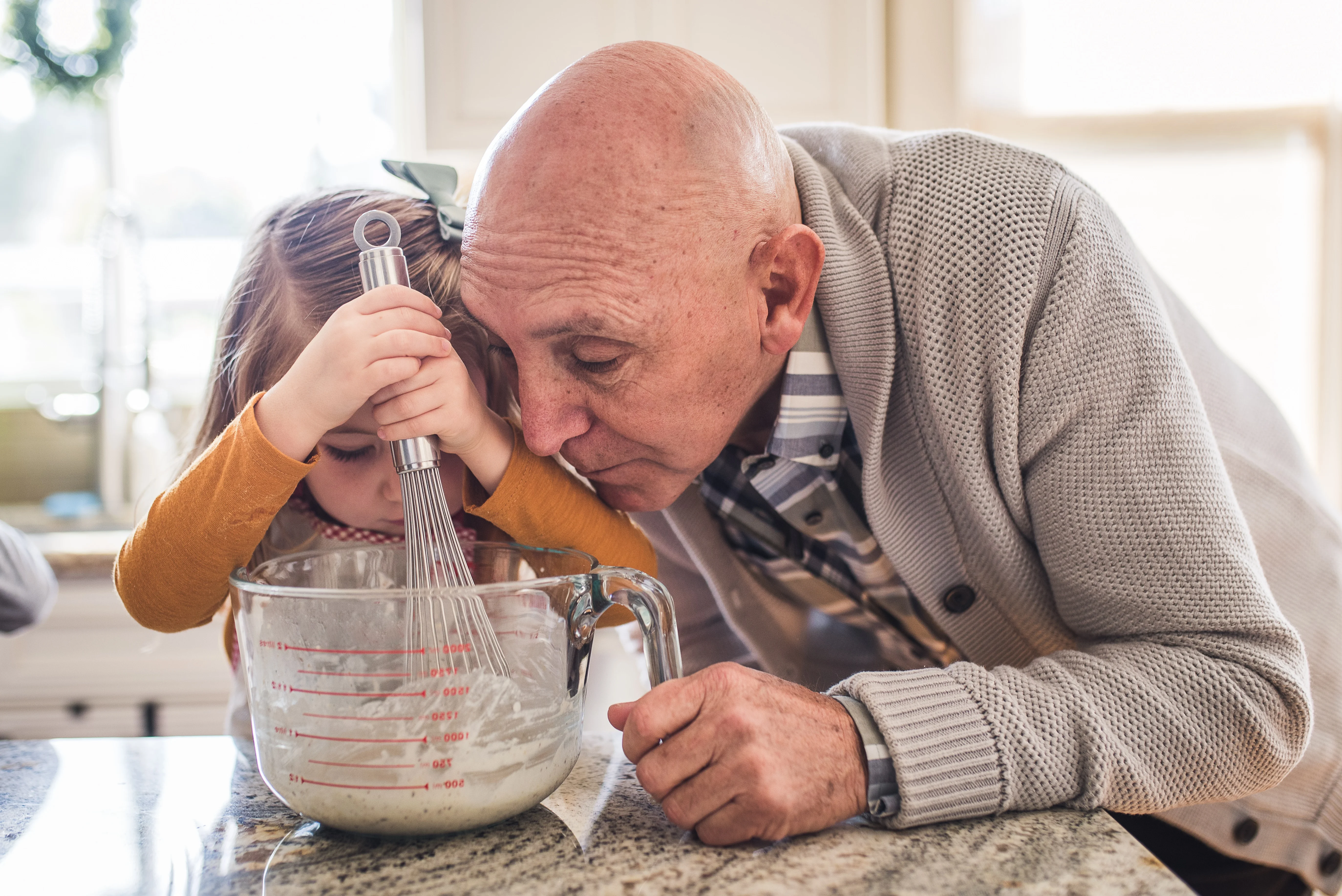 Un hombre mirando un vaso